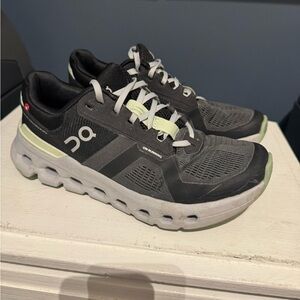 On Cloud Running dark gray shoes